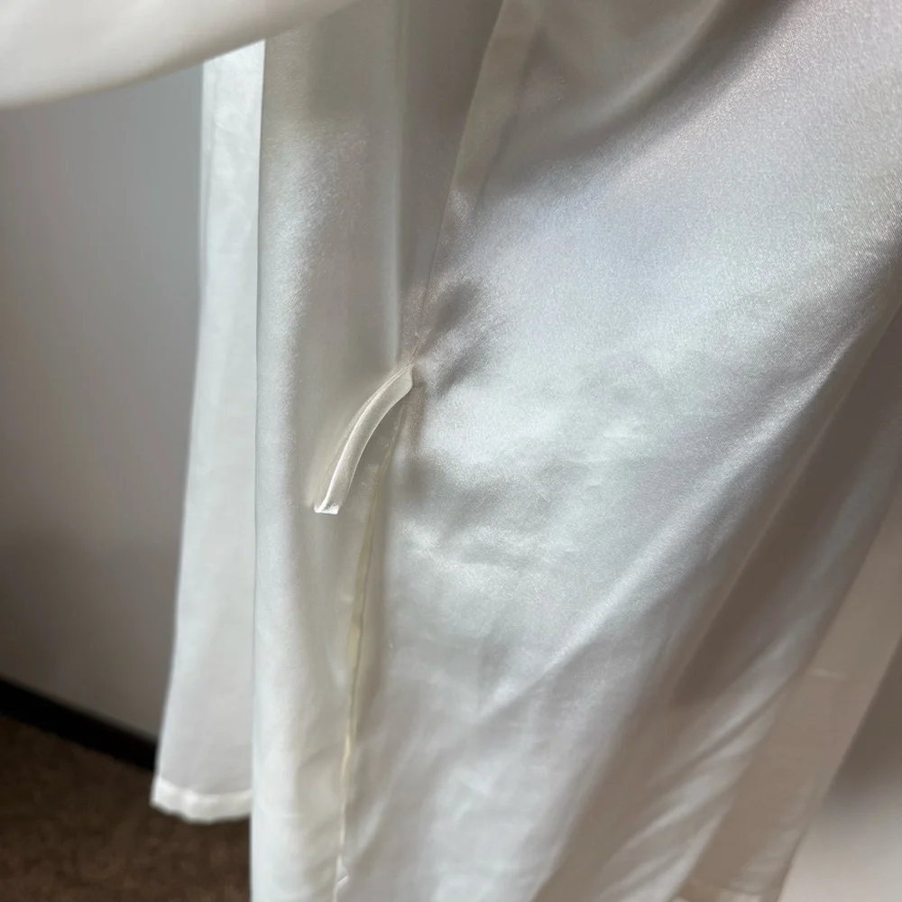 Dentelle White Satin & Lace Short Robe – Size Large